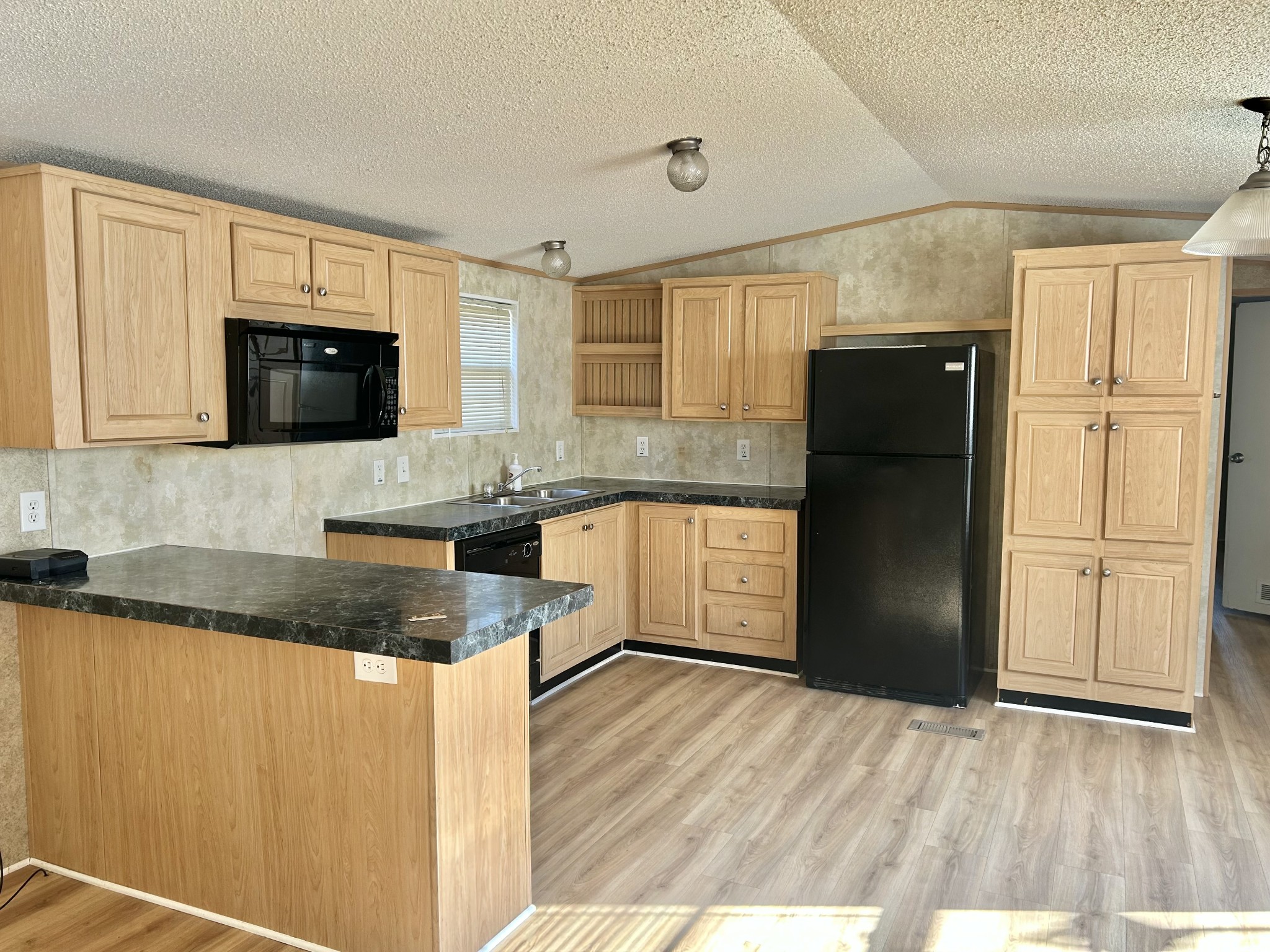 725 Lakeshore Dr