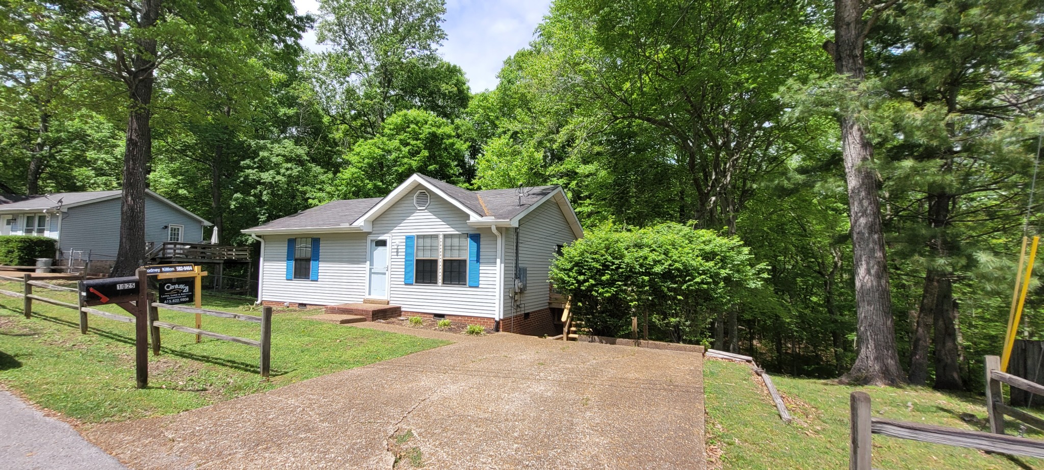 1025 Hollis Ln