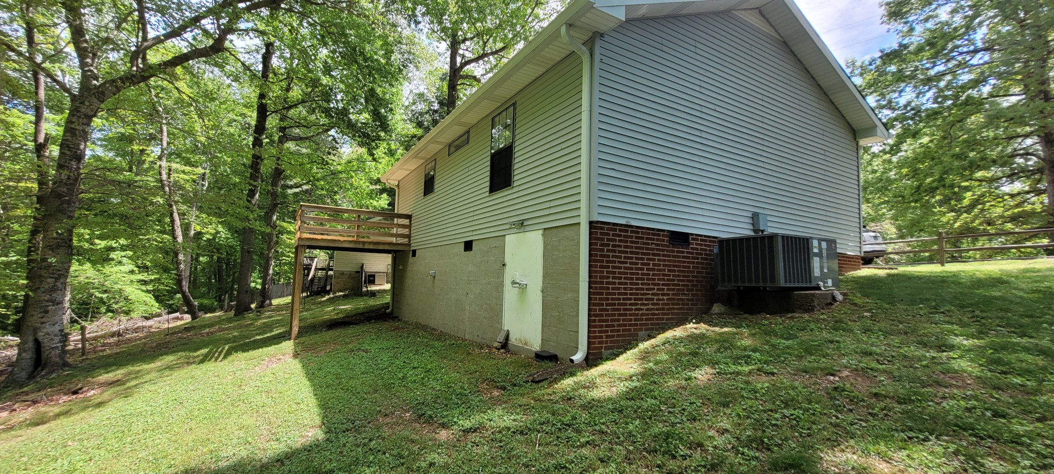 1025 Hollis Ln
