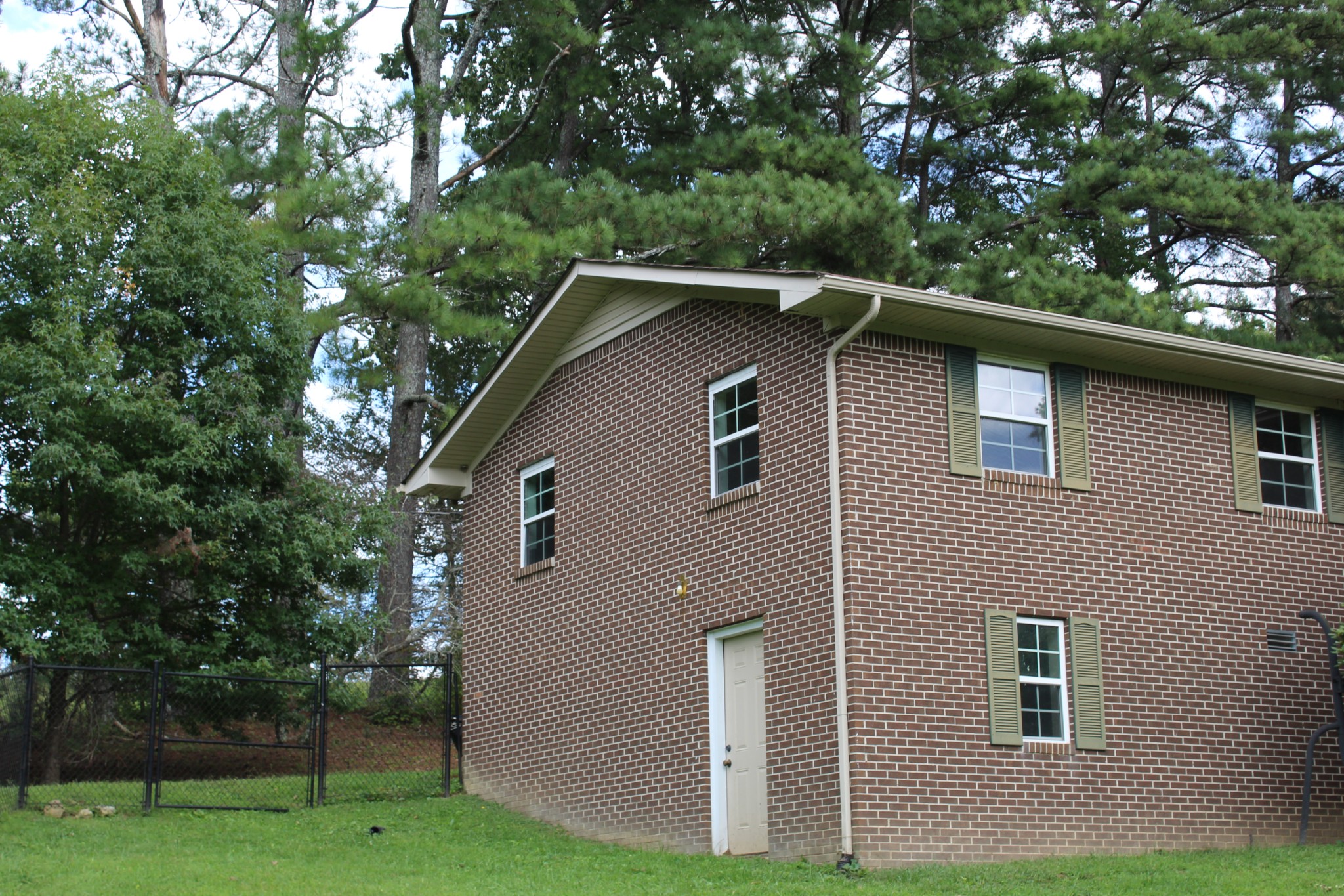 906 Saint Clair St