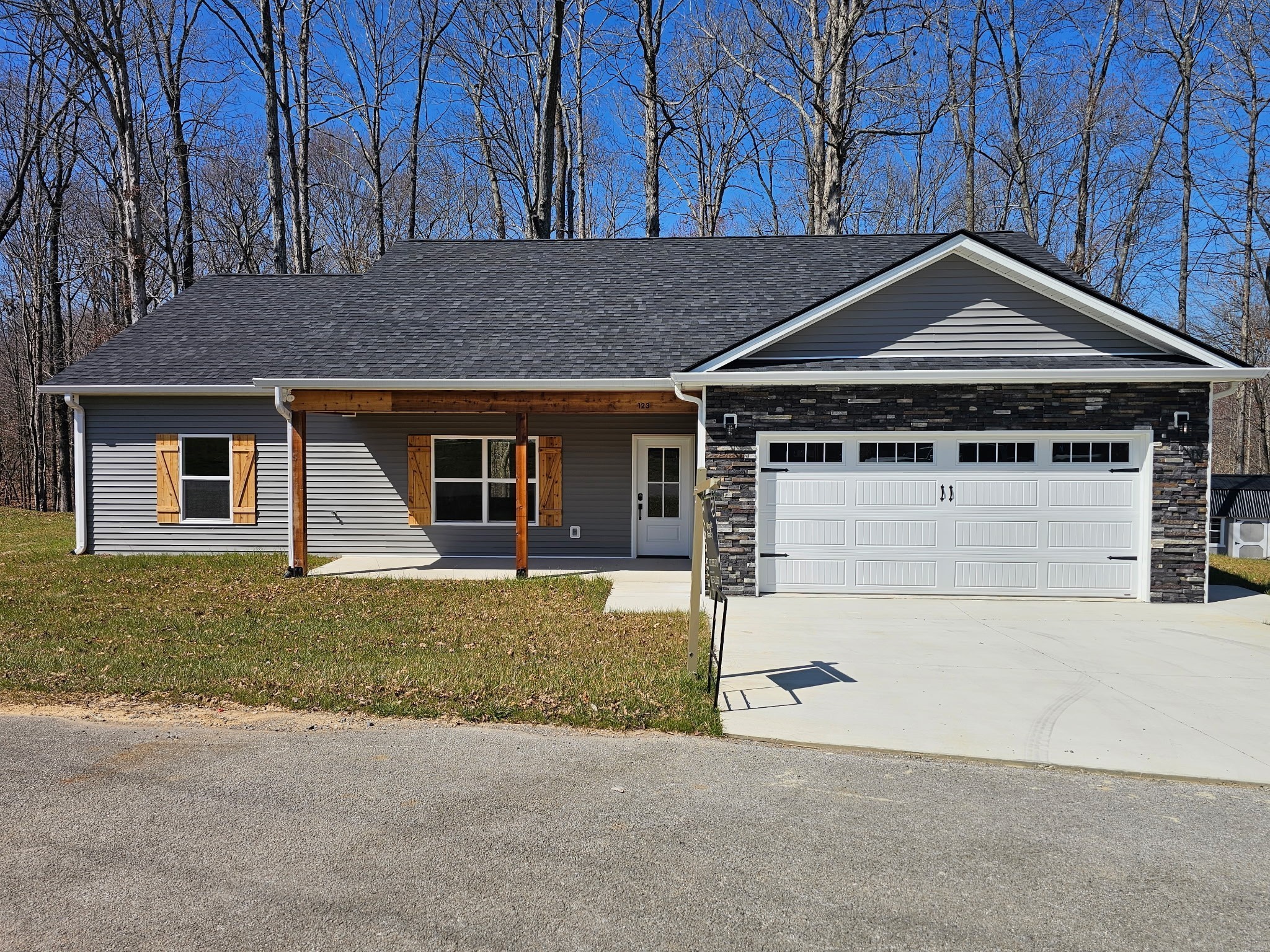 123 Lee Ct