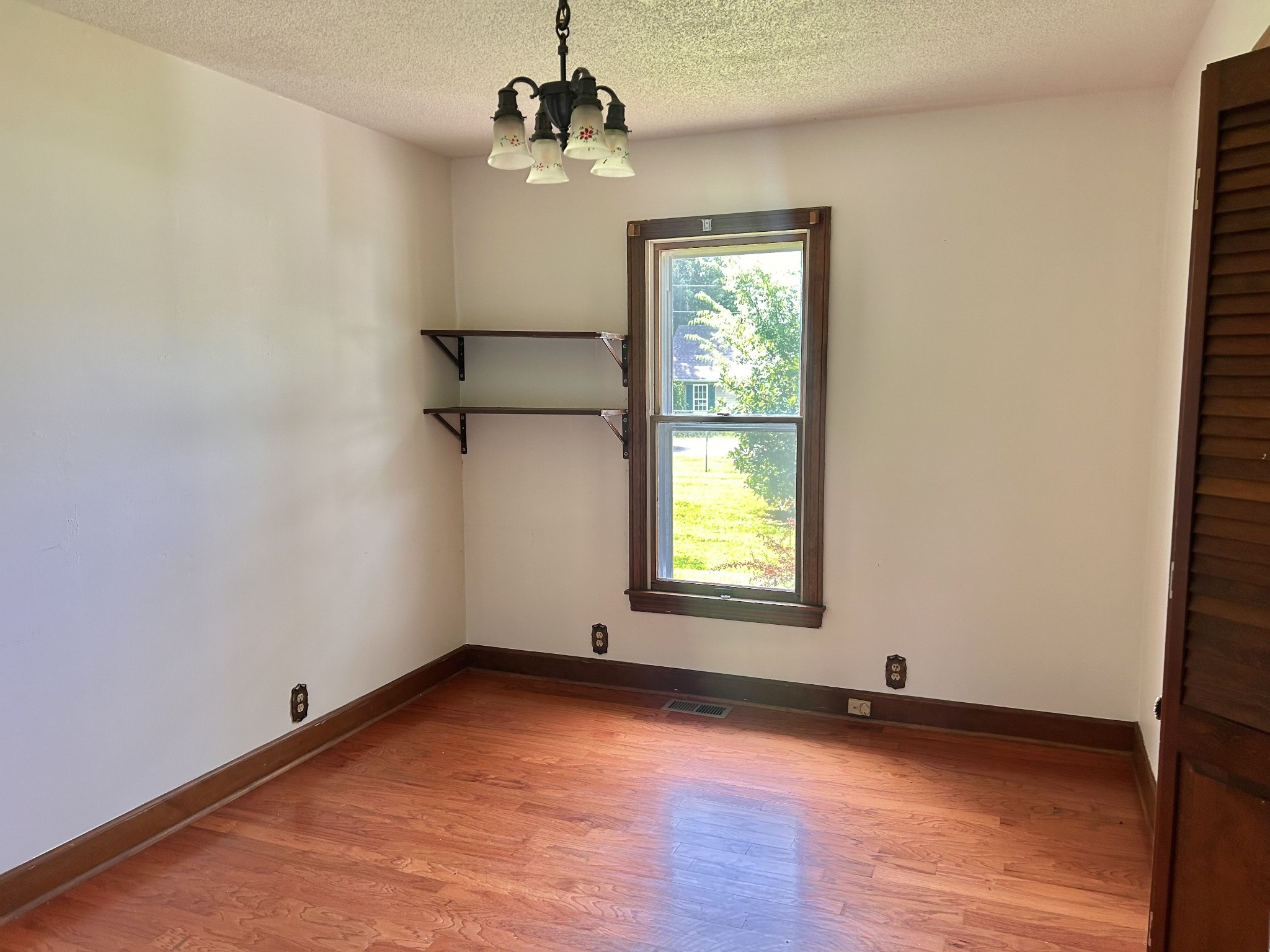 401 Hillcrest Rd
