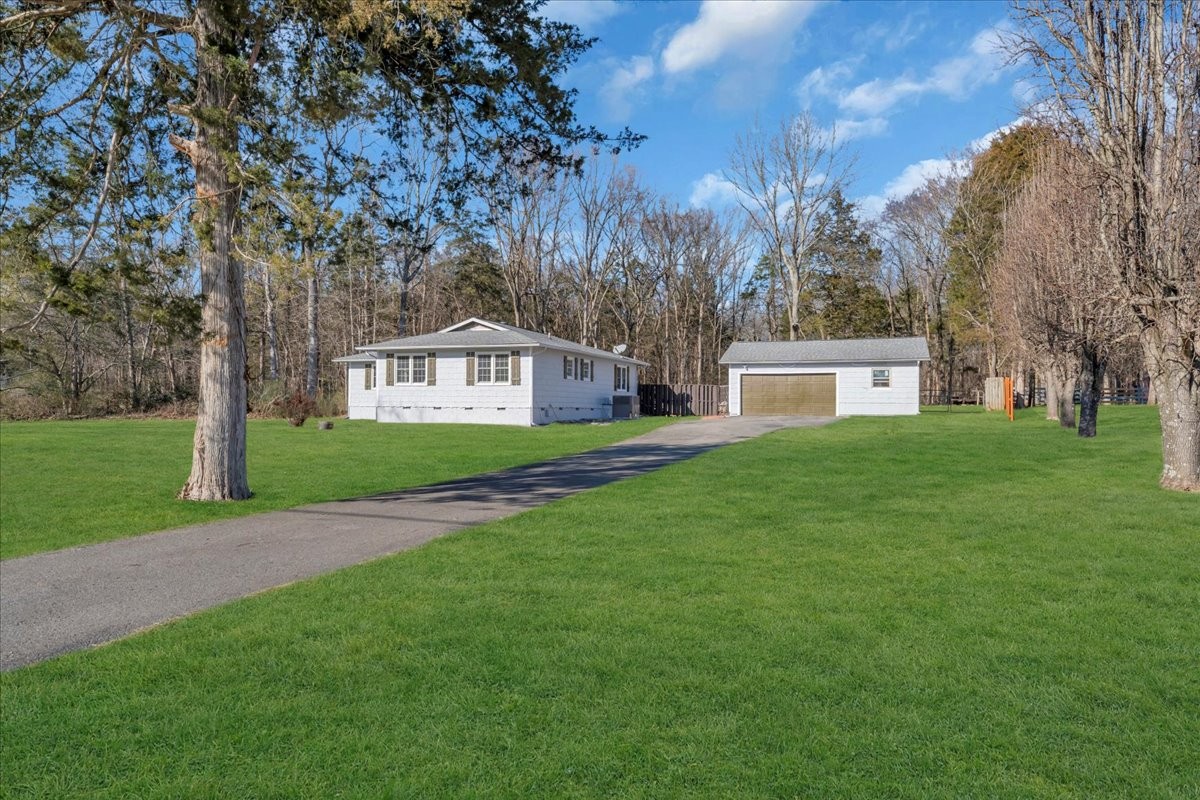 104 Foxland Dr
