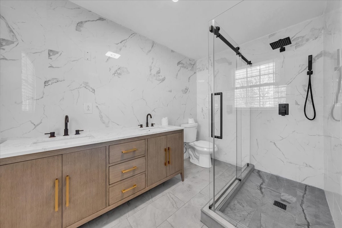 104 Foxland Dr