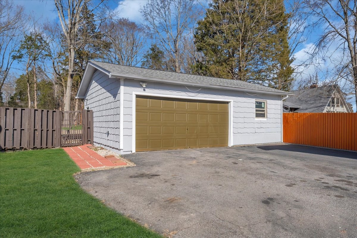104 Foxland Dr