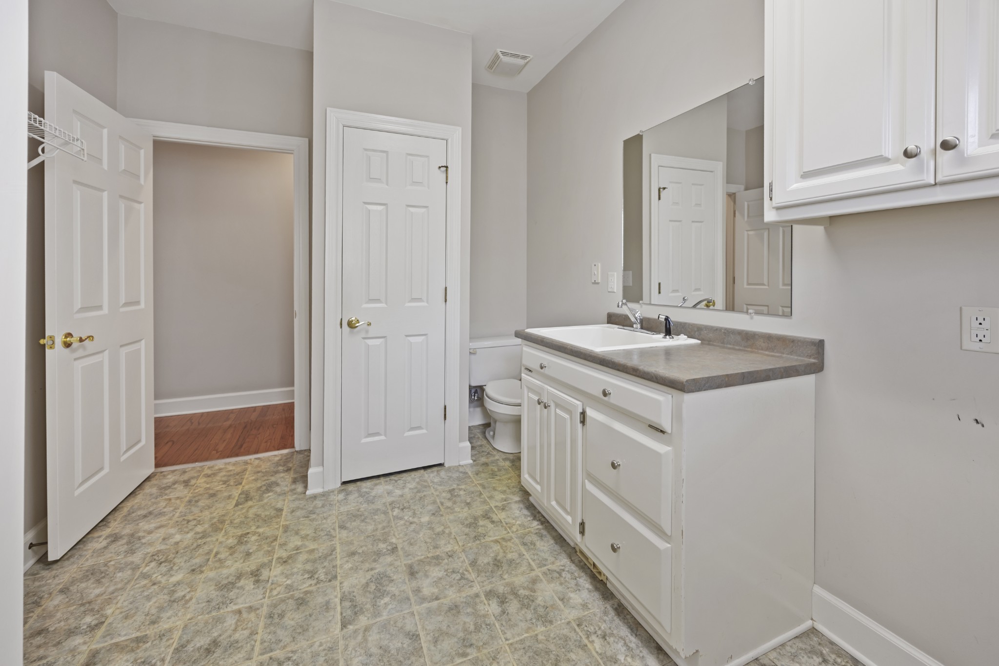 54 Foyer Dr