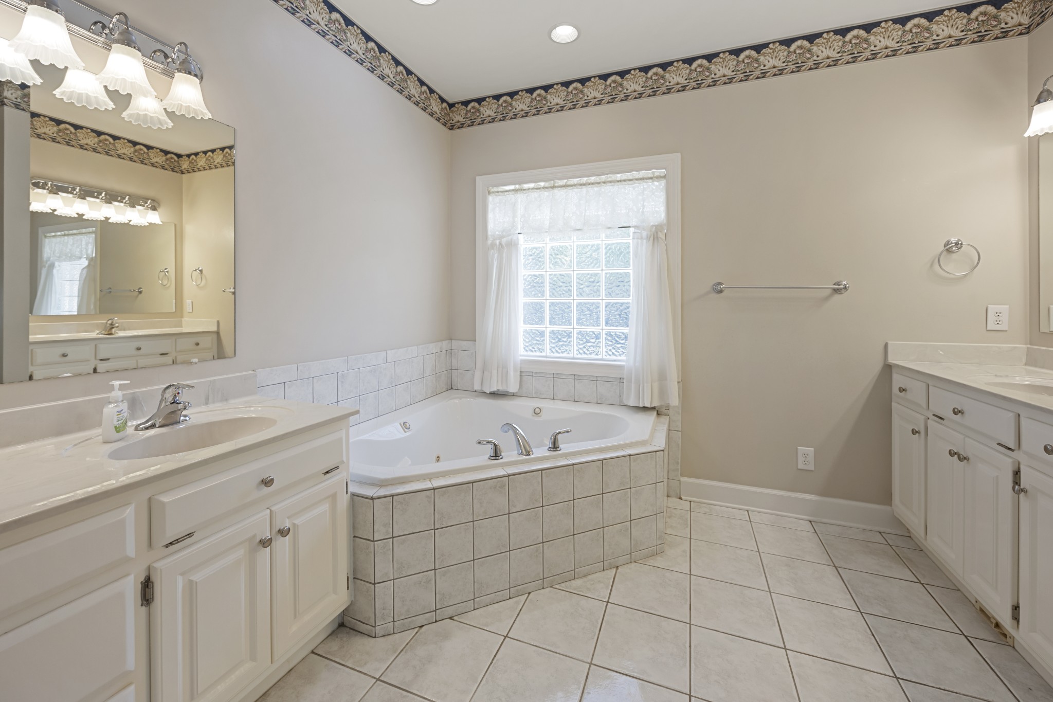 54 Foyer Dr