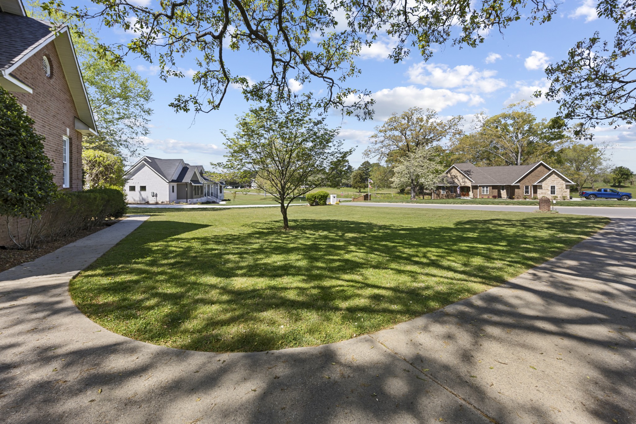 54 Foyer Dr