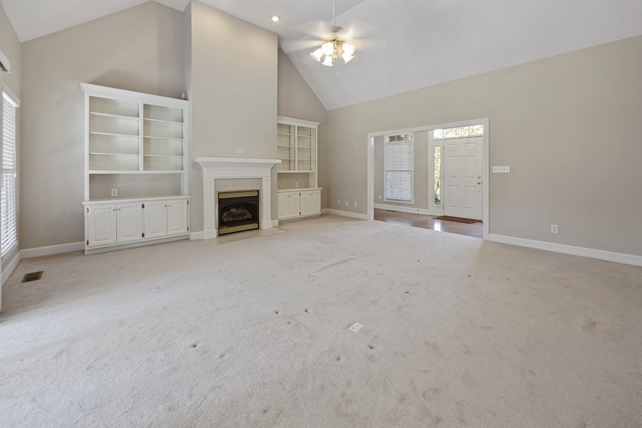 54 Foyer Dr