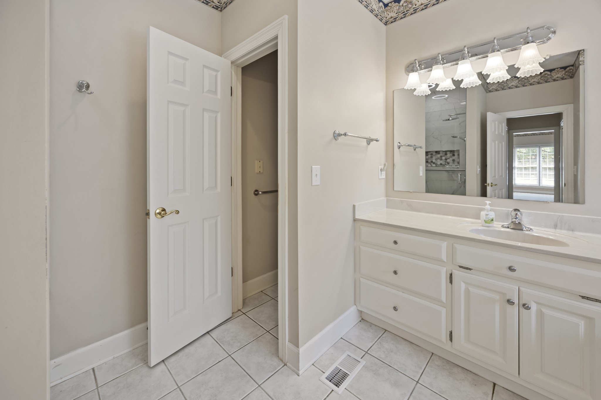 54 Foyer Dr