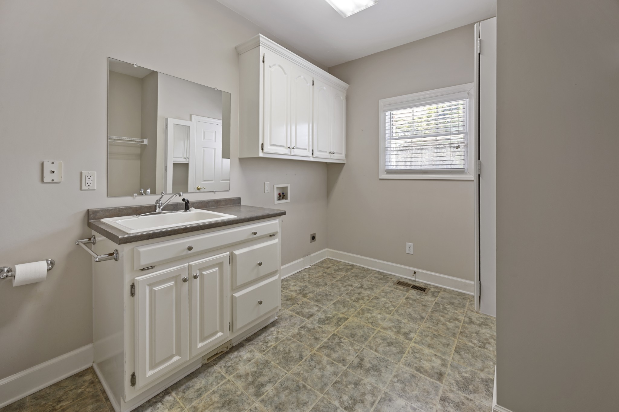 54 Foyer Dr