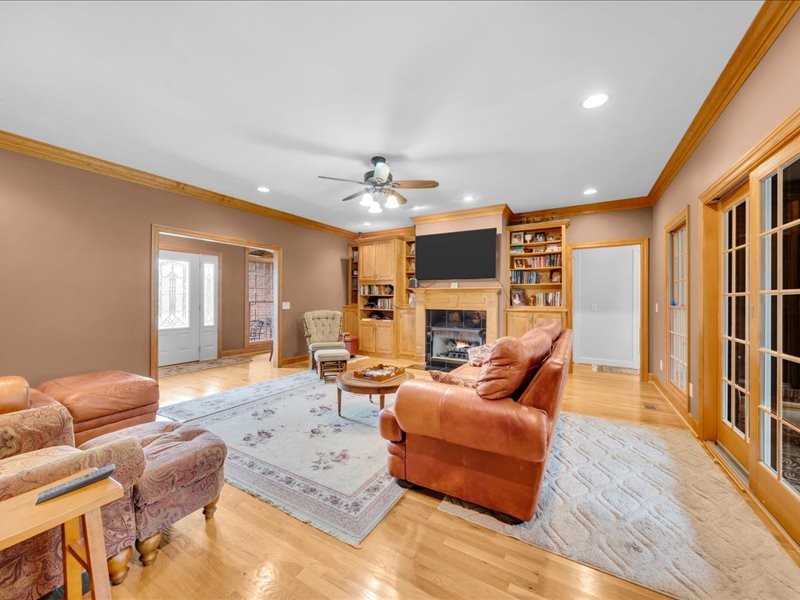 261 Bell Dr, W