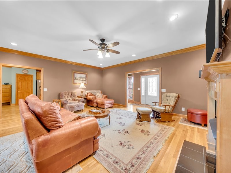 261 Bell Dr, W