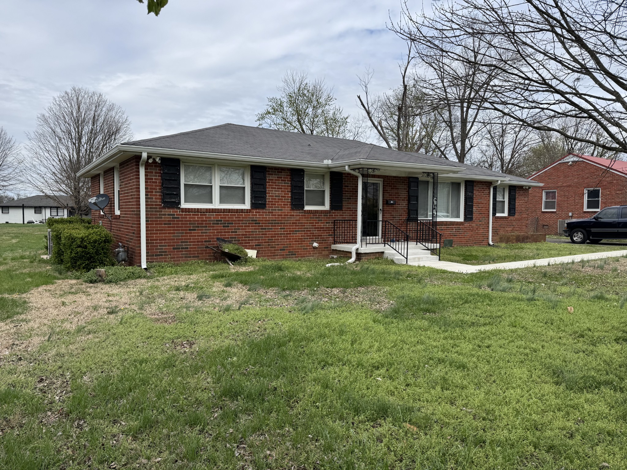 207 Elmwood Dr