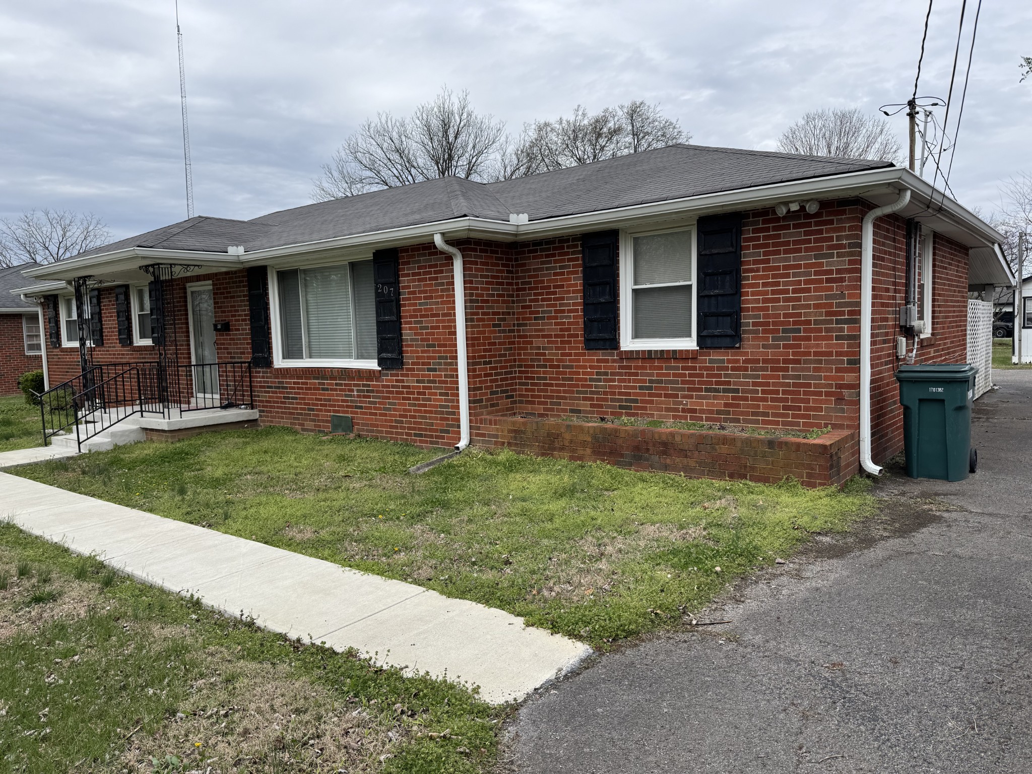 207 Elmwood Dr