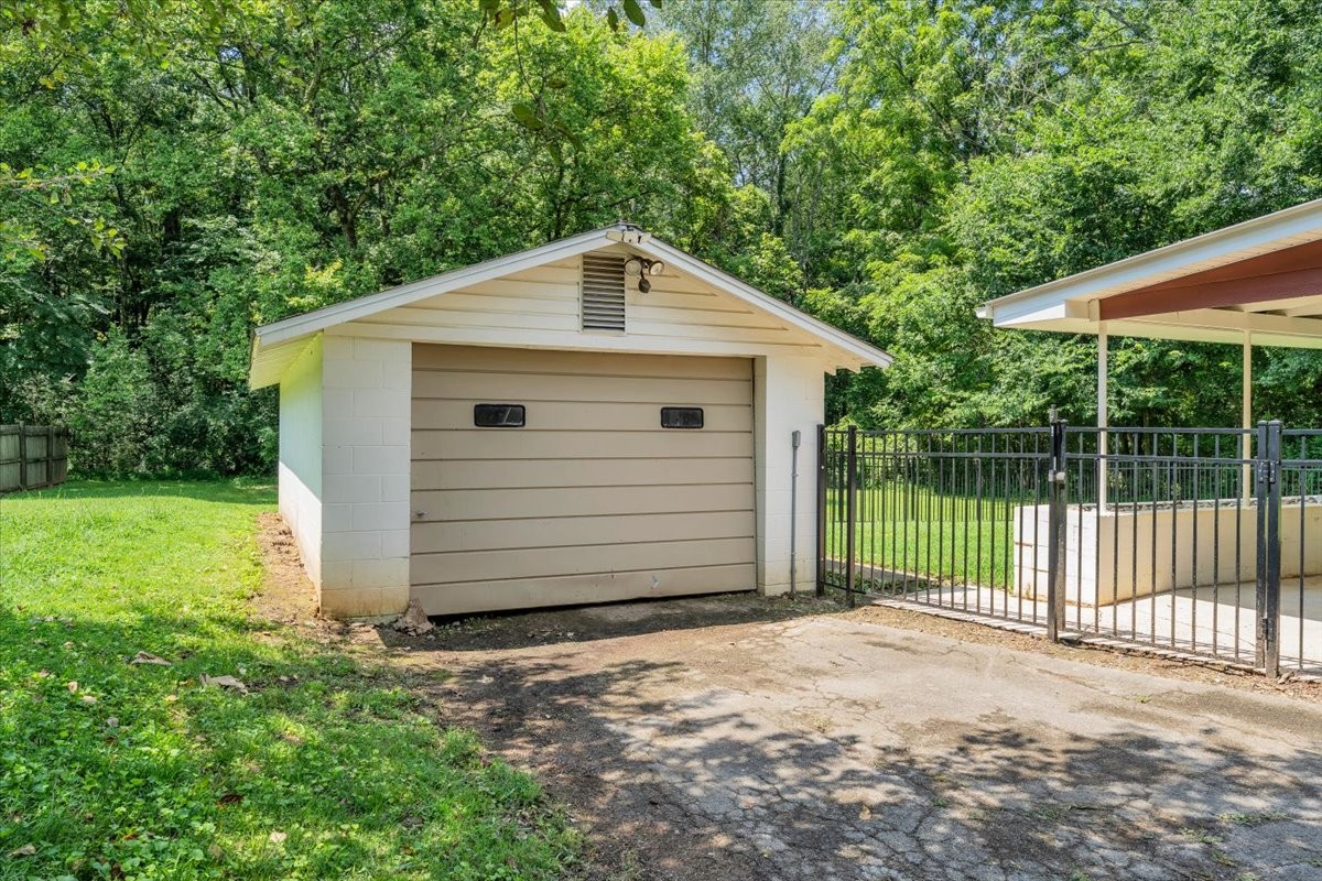 617 Fall River Rd