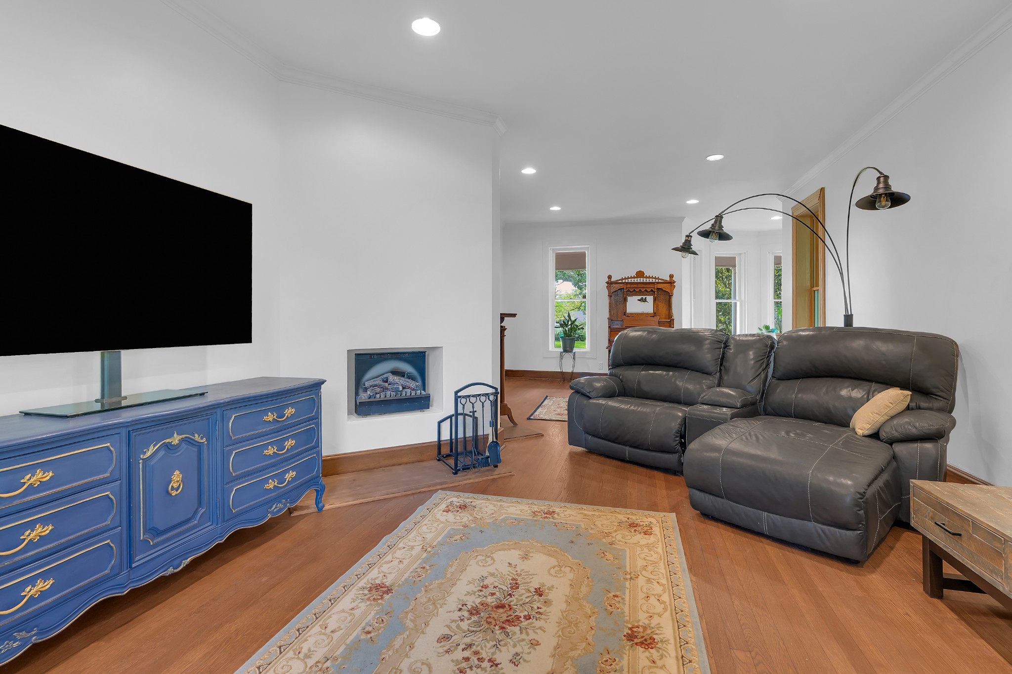 412 E Petty Ln