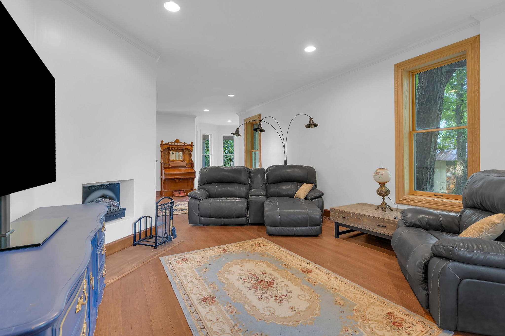 412 E Petty Ln