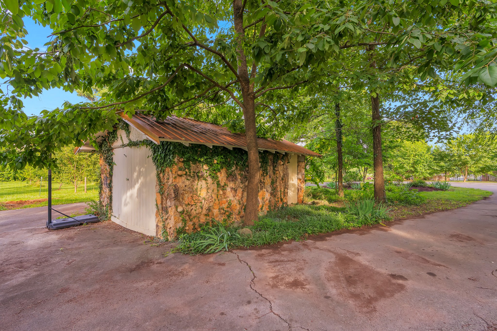 412 E Petty Ln