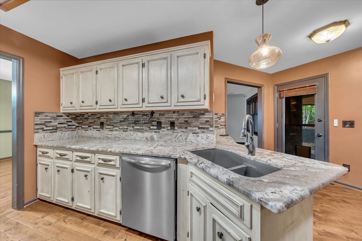 415 Whitney Dr