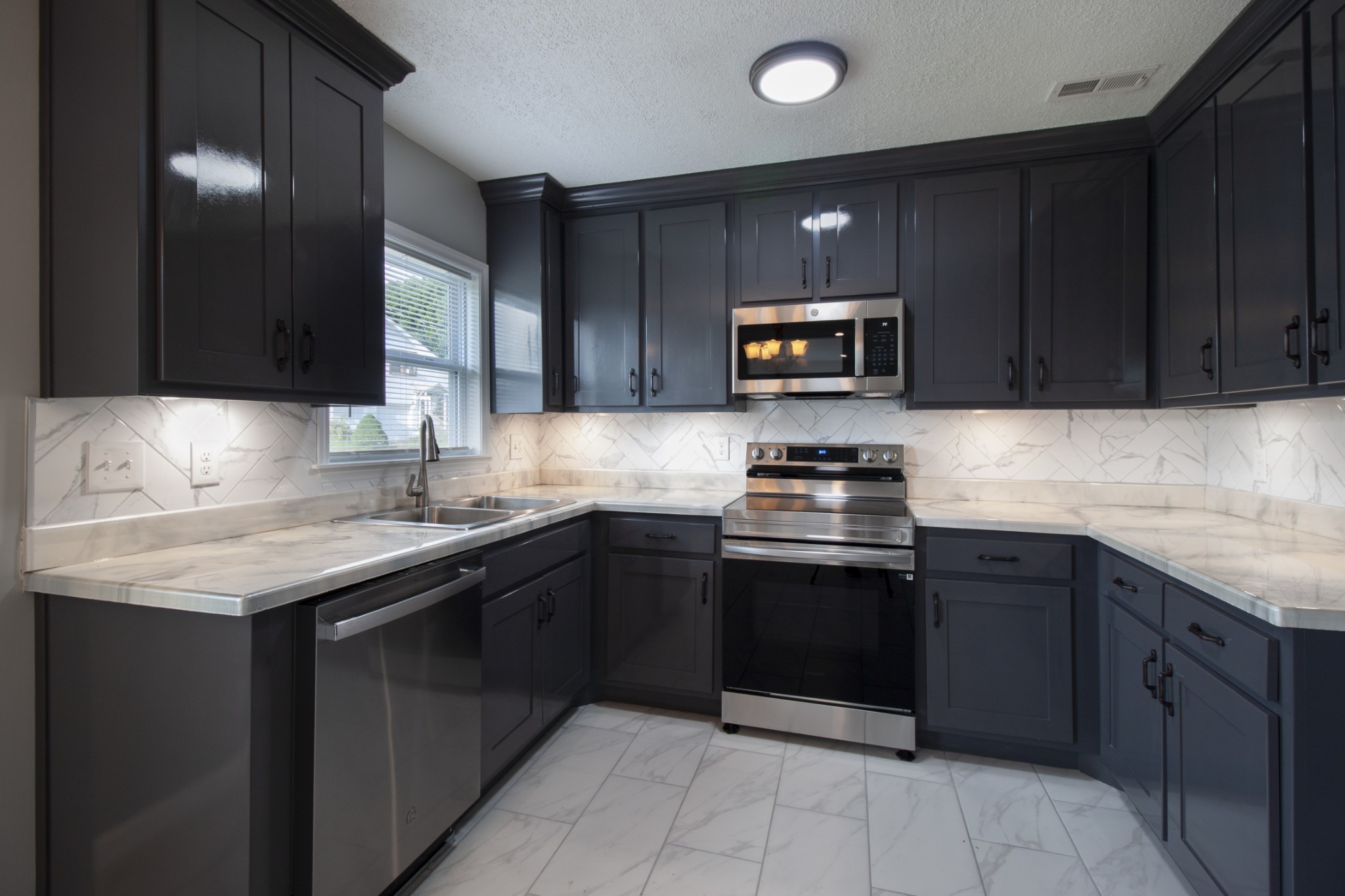 121 Popular St, N