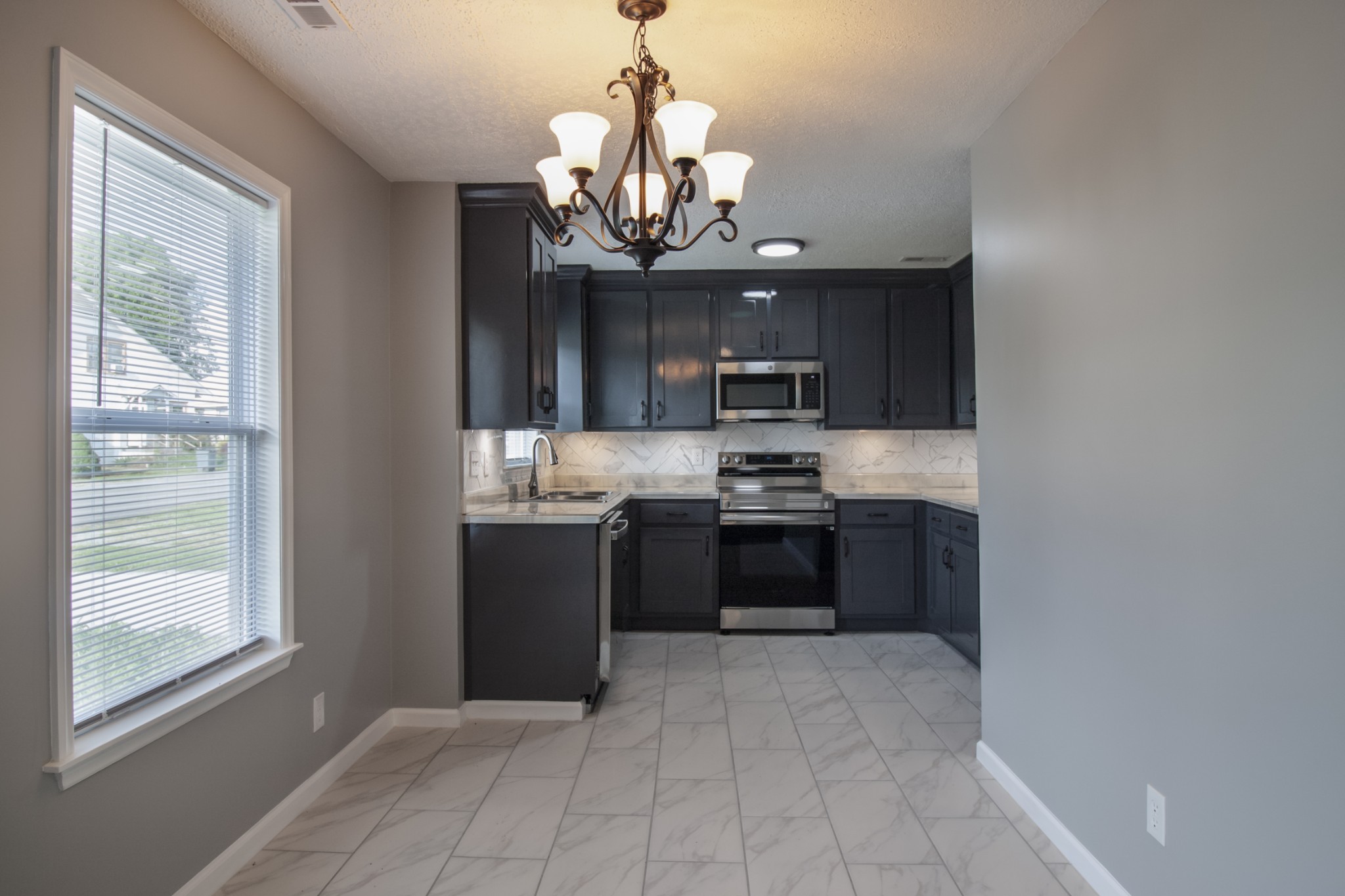 121 Popular St, N