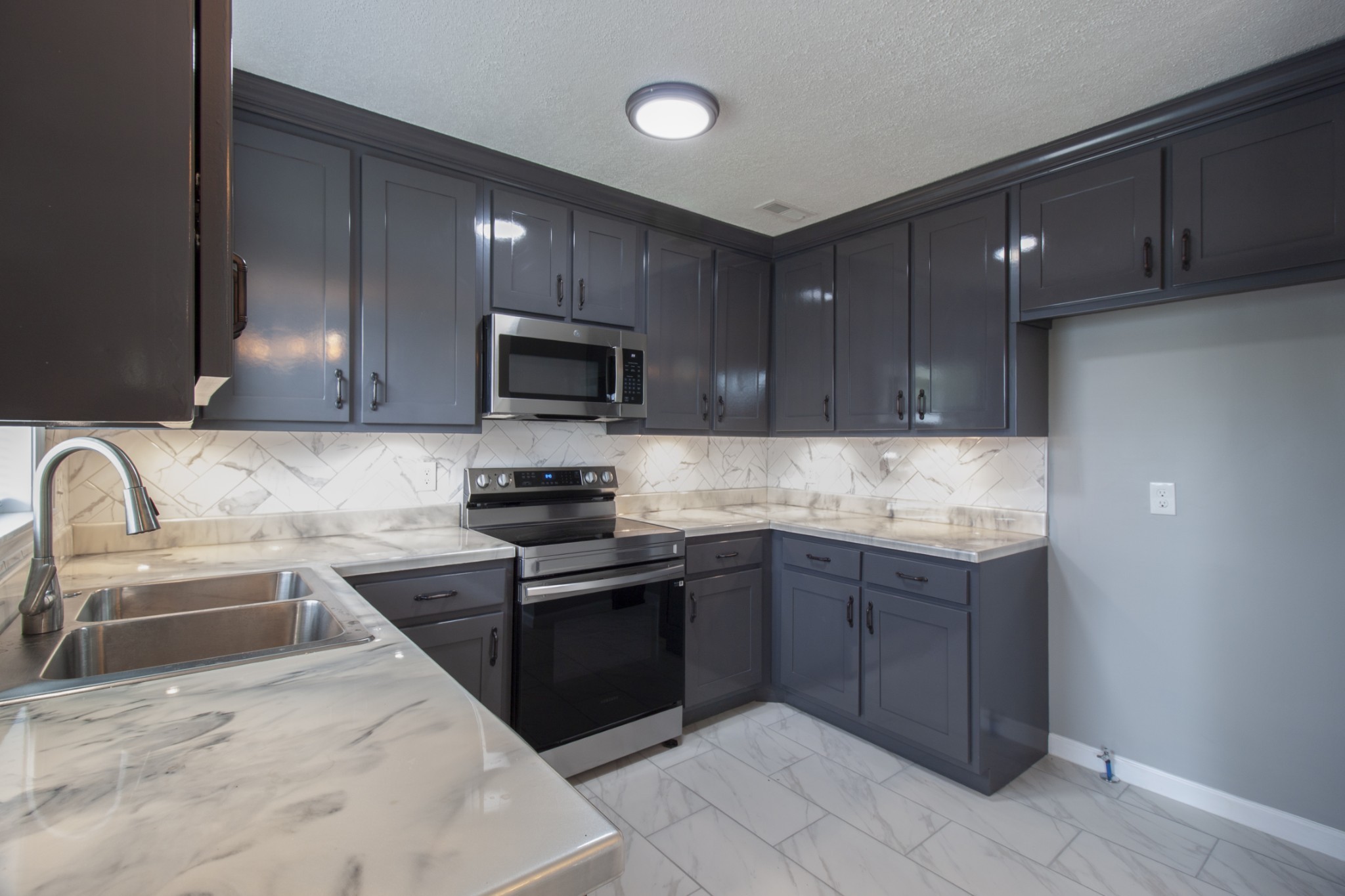 121 Popular St, N