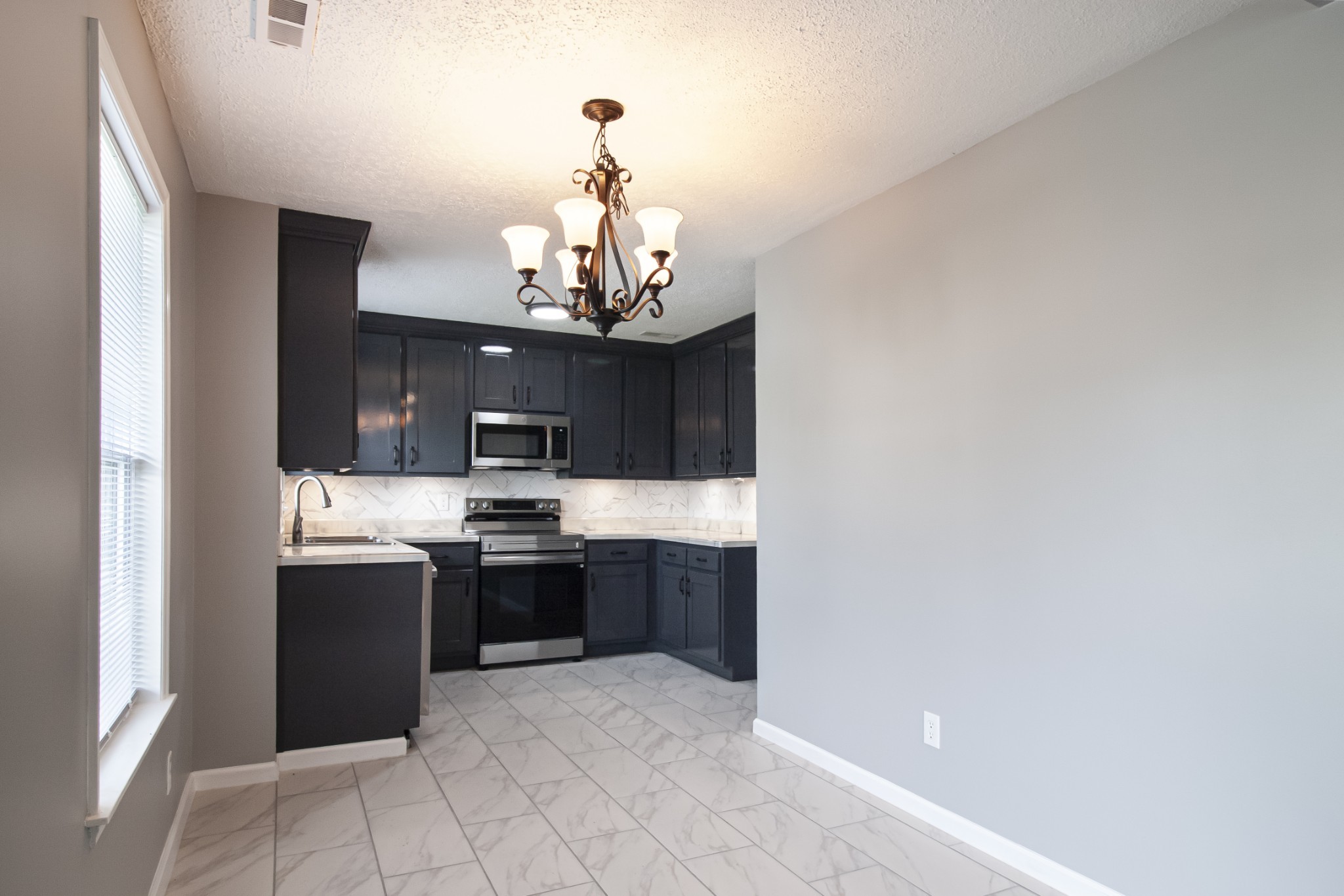 121 Popular St, N