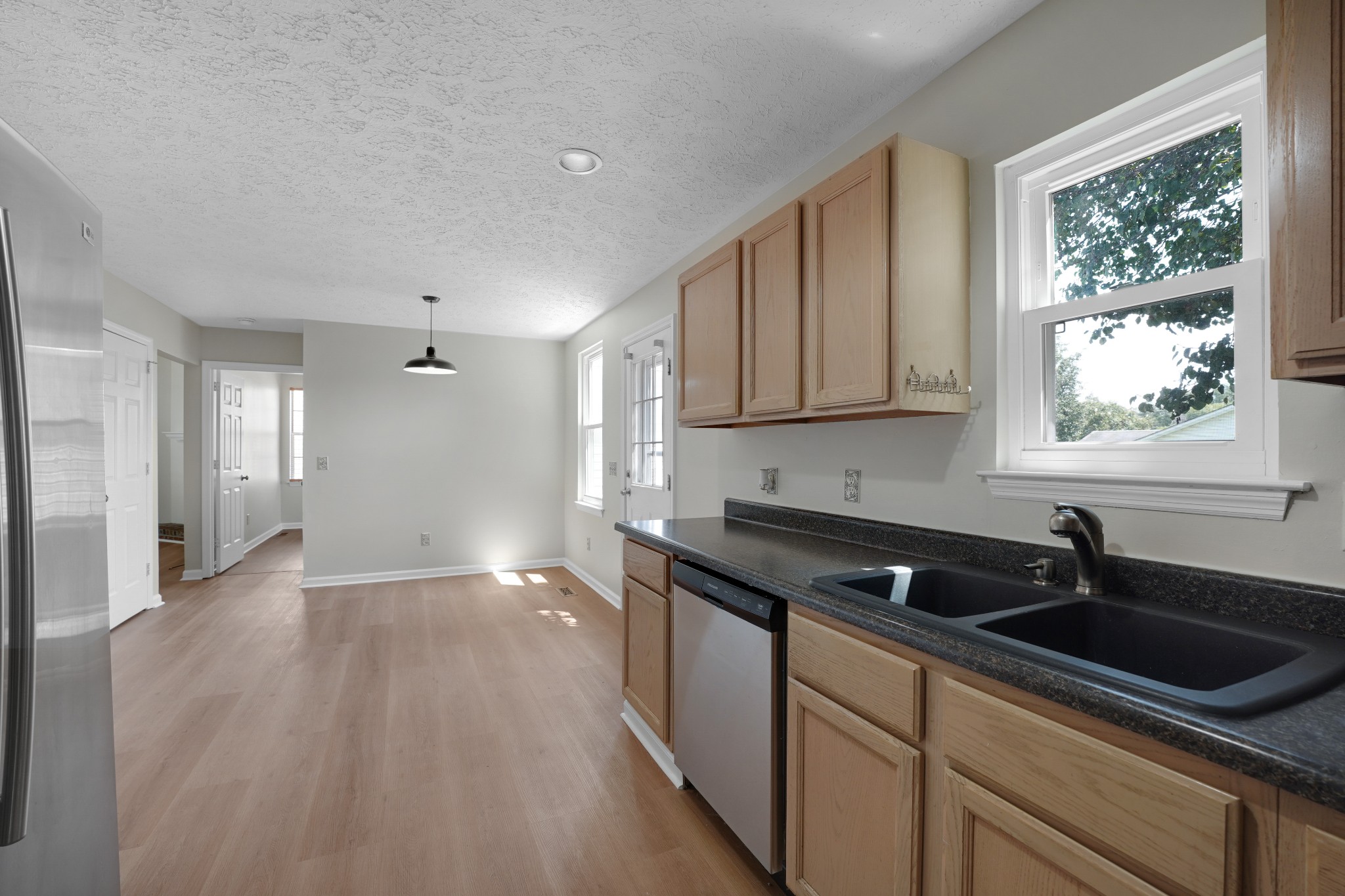 104 Edgehill Ln