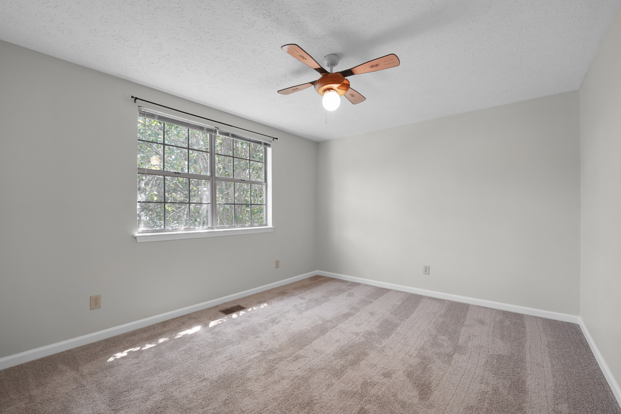 104 Edgehill Ln