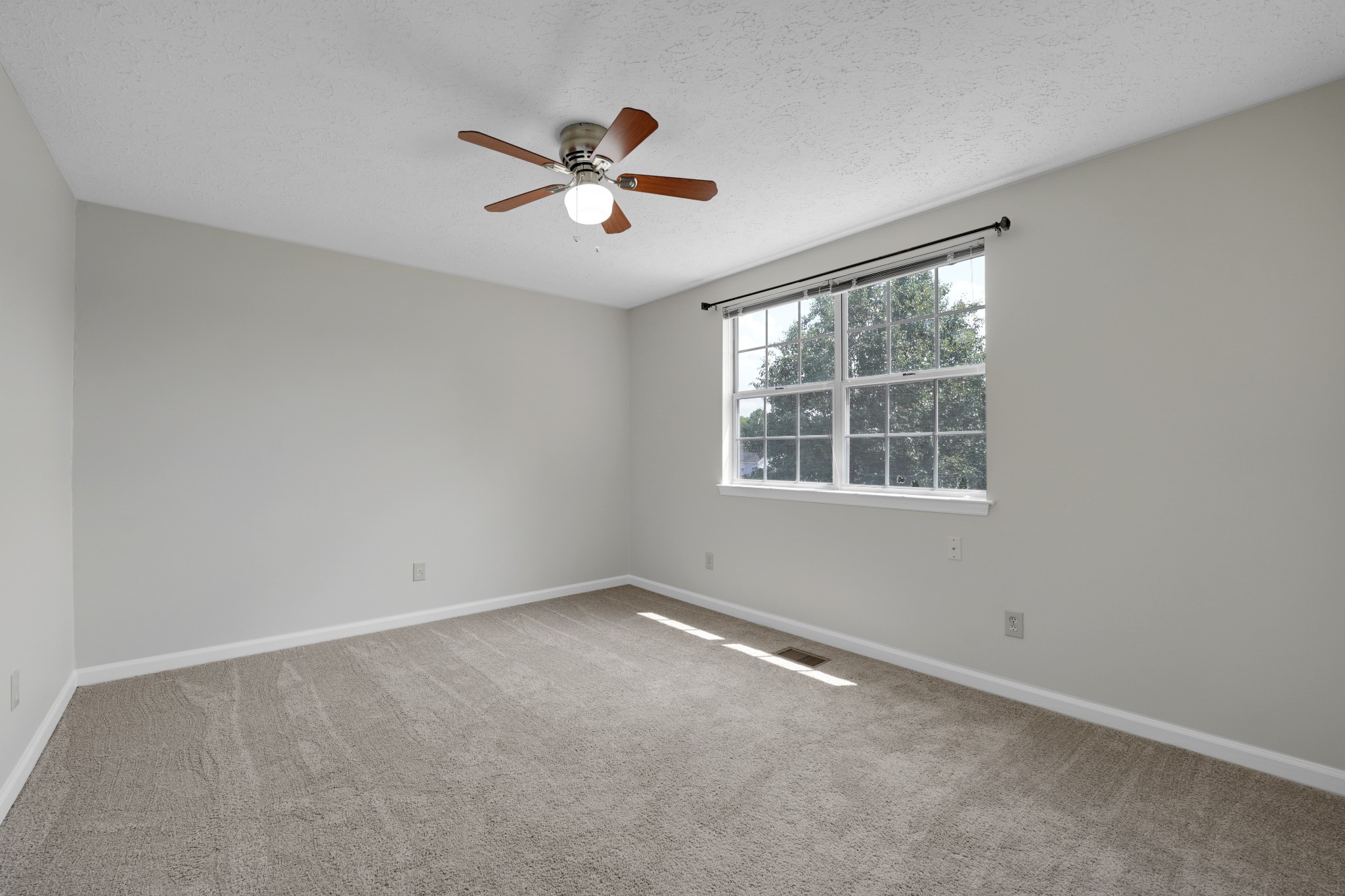 104 Edgehill Ln