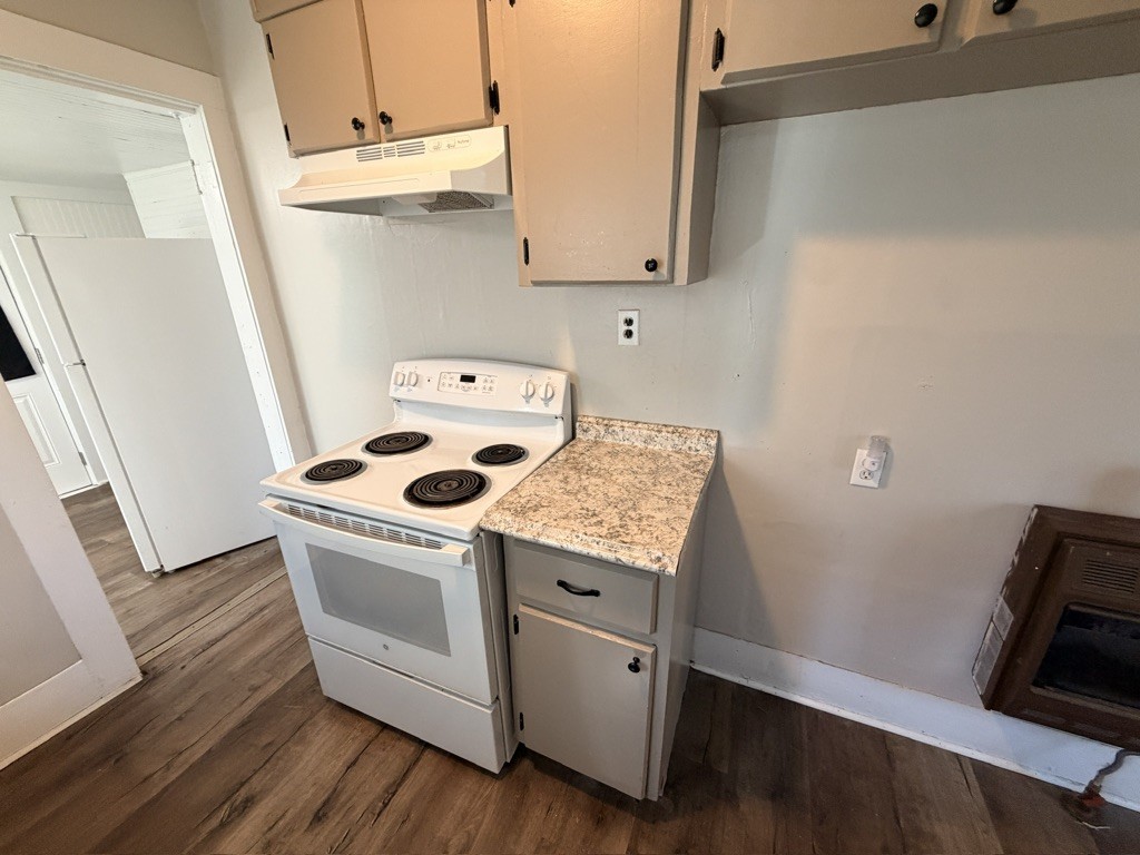 203 W Petty Ln