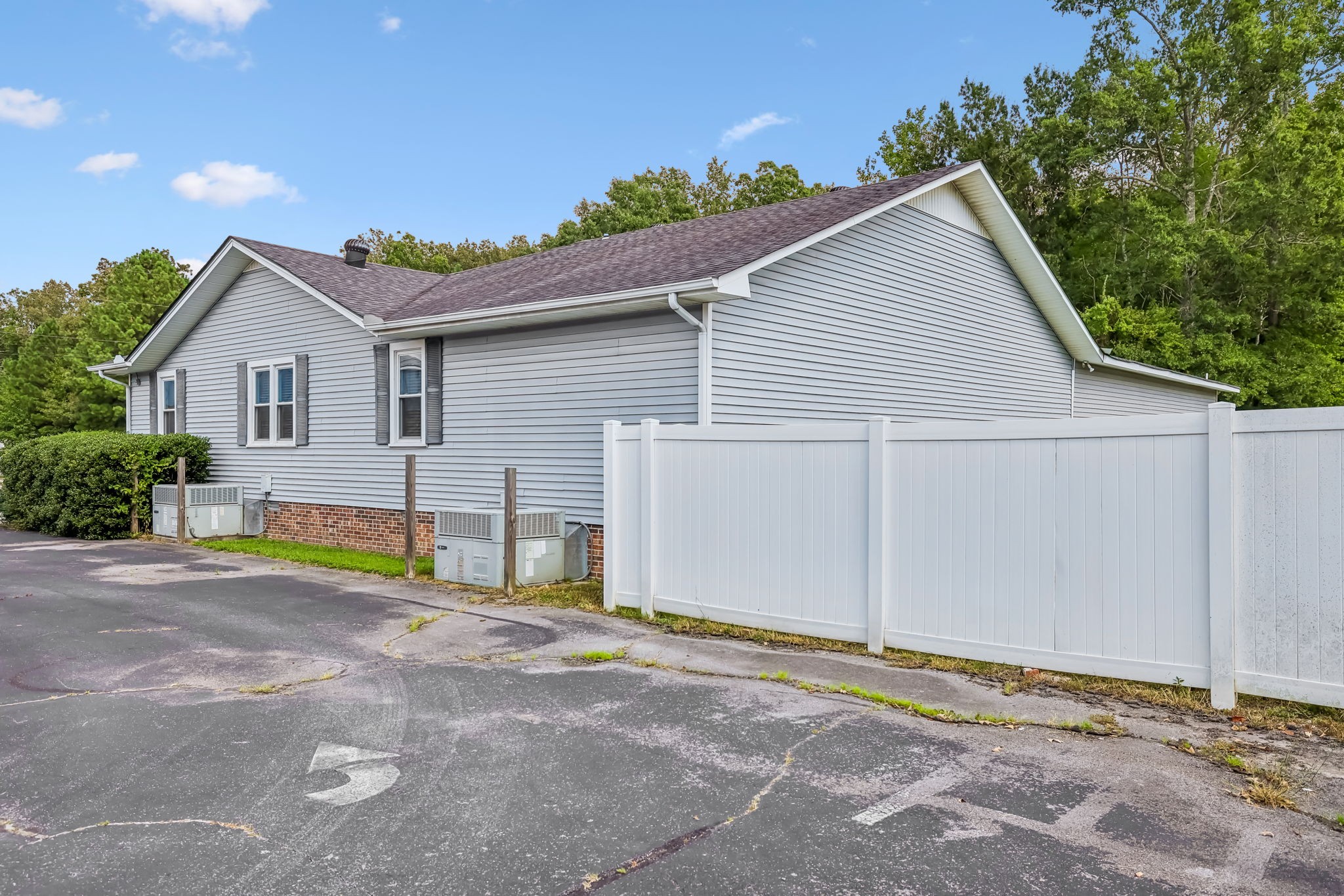 1402 Willow Dr