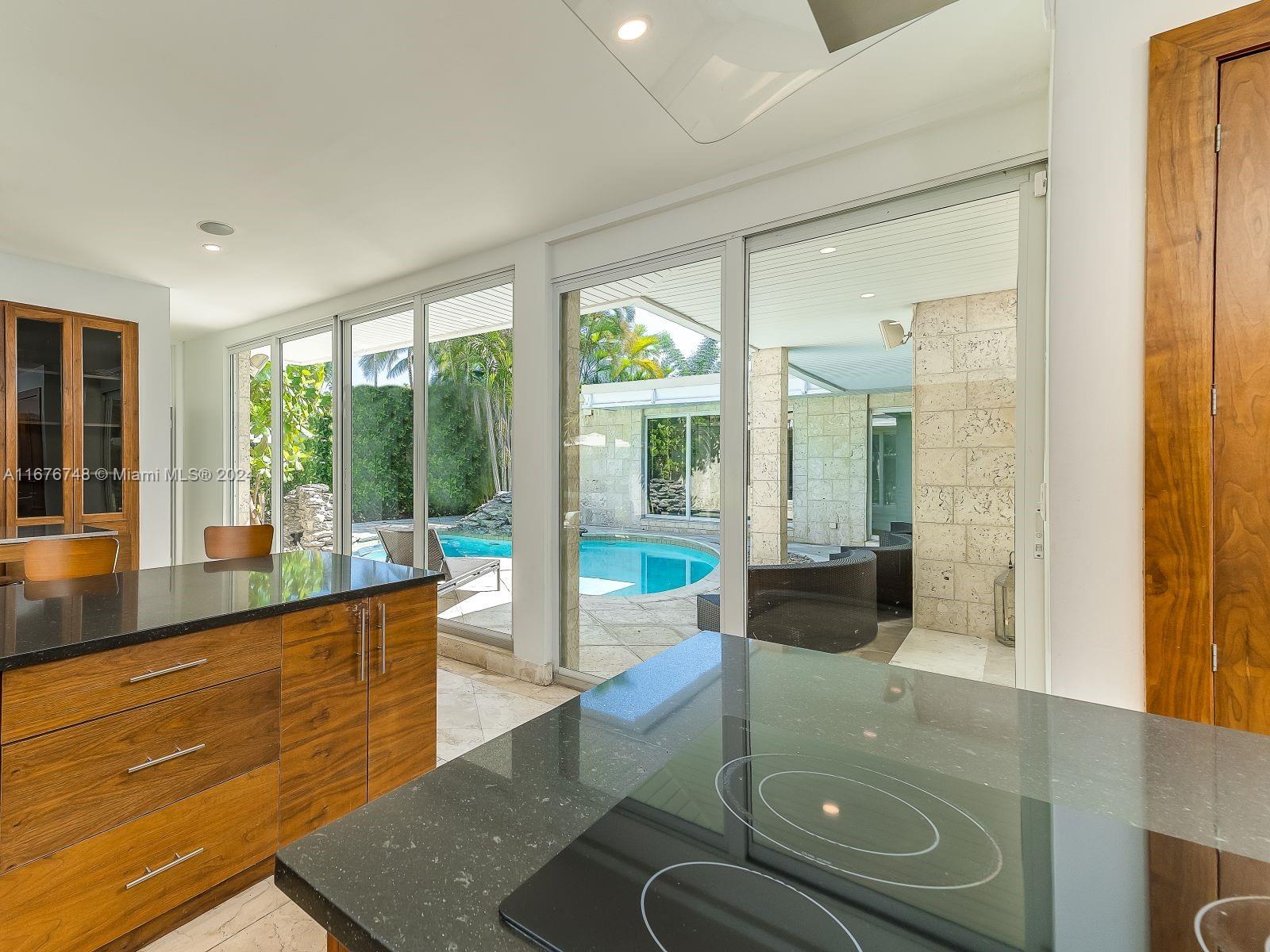 111 S Hibiscus Dr