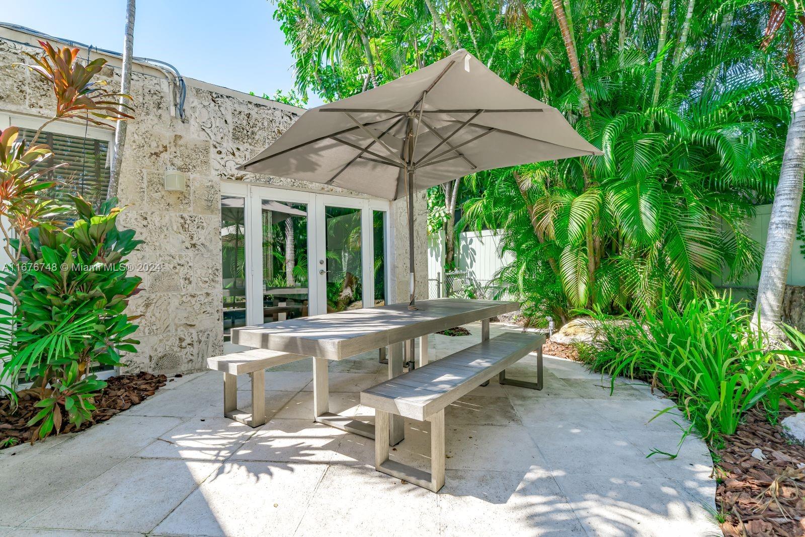 111 S Hibiscus Dr