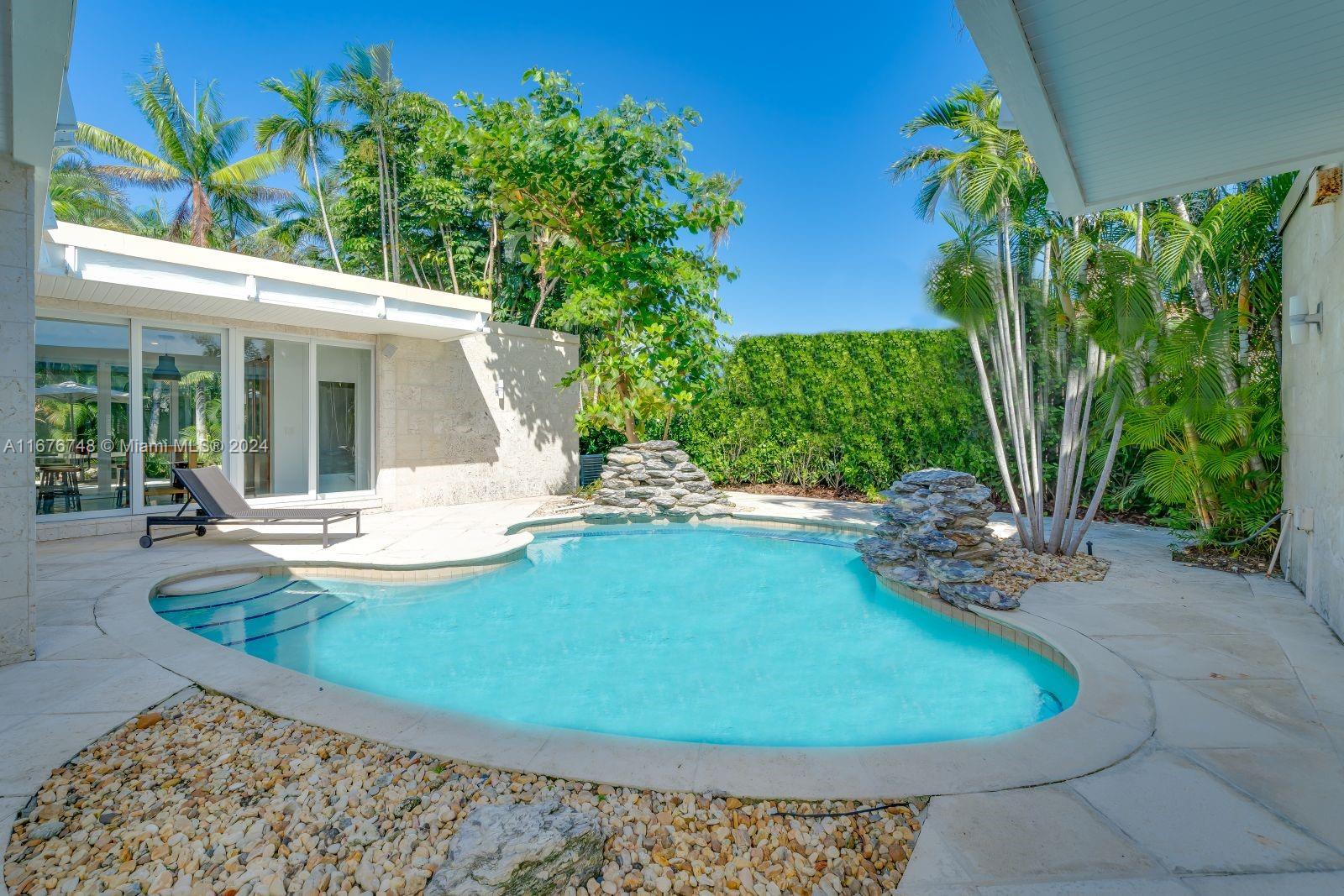 111 S Hibiscus Dr