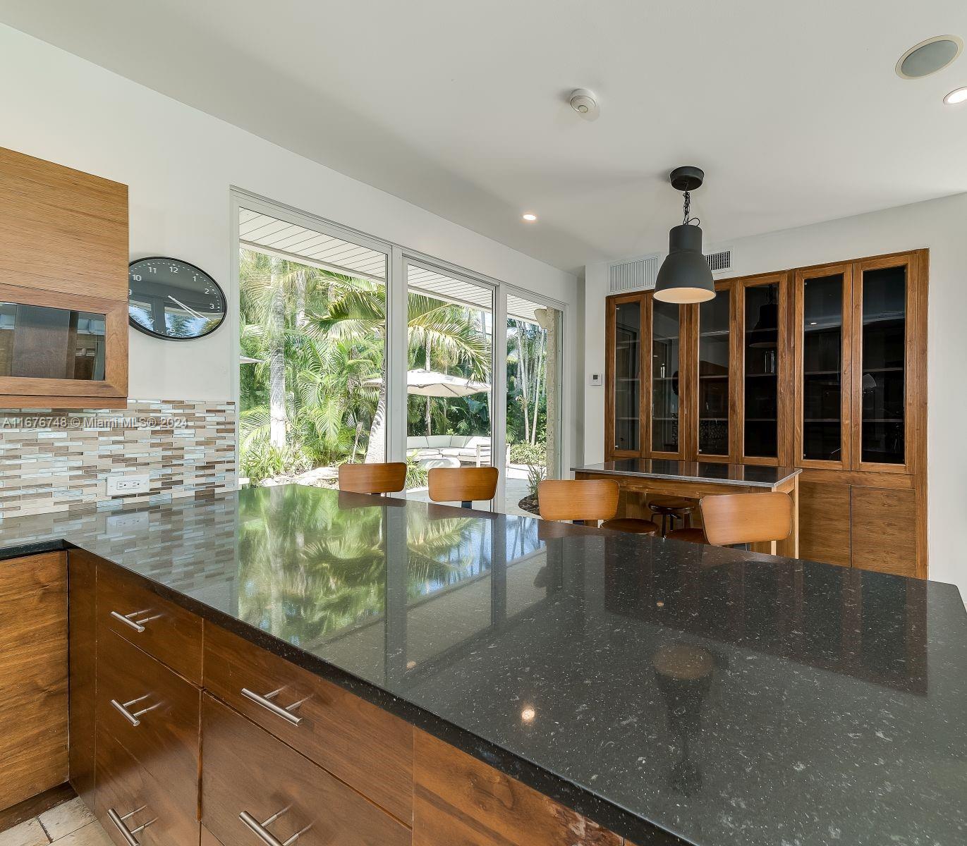 111 S Hibiscus Dr