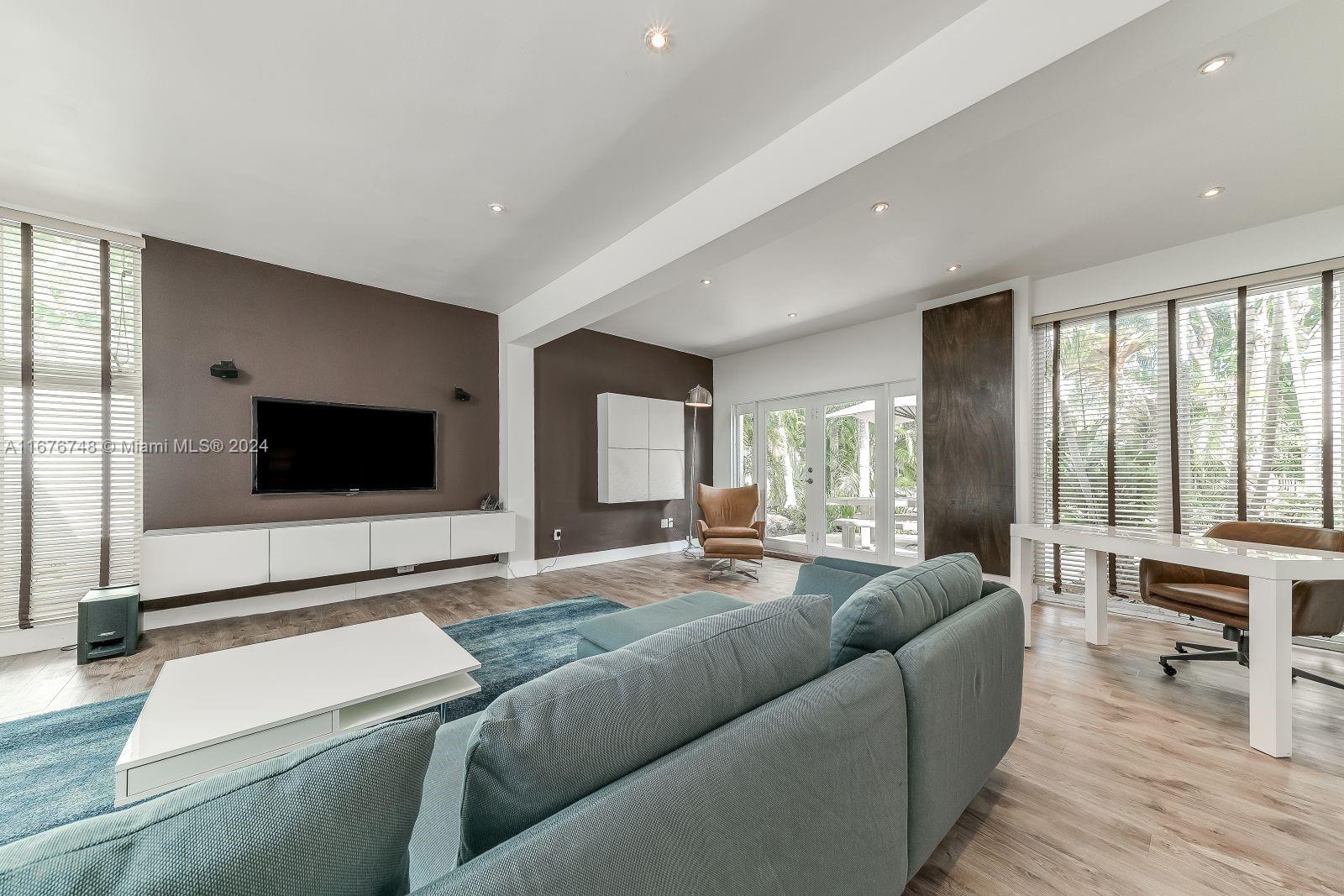 111 S Hibiscus Dr
