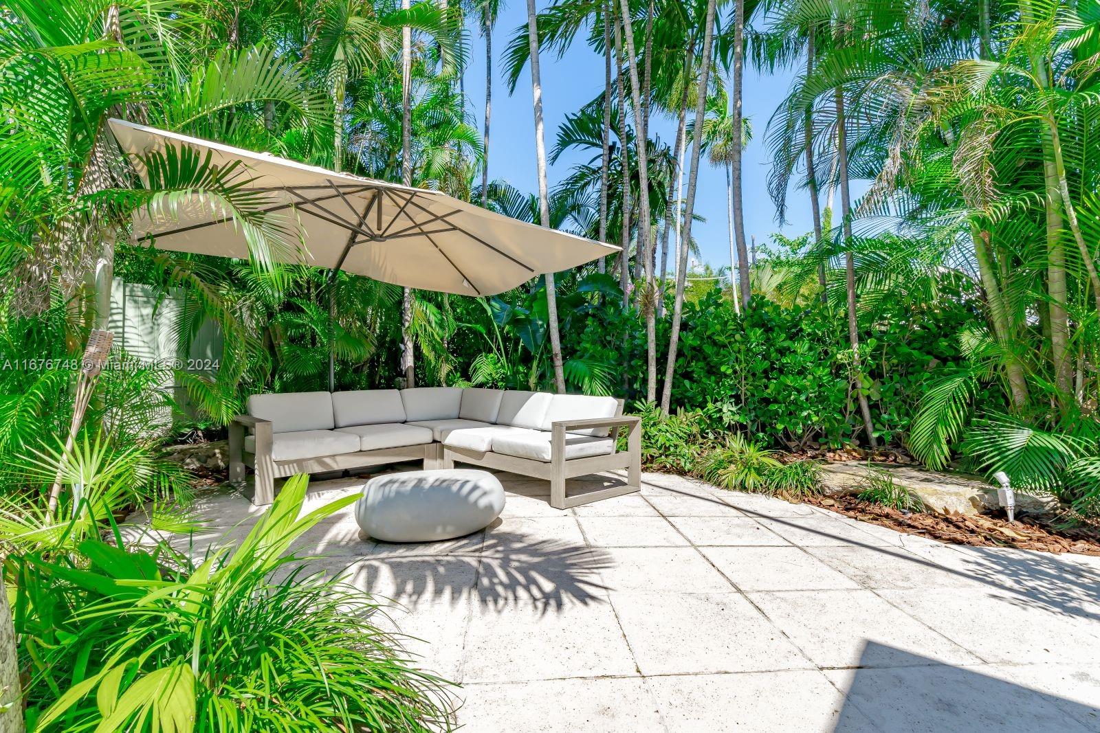 111 S Hibiscus Dr