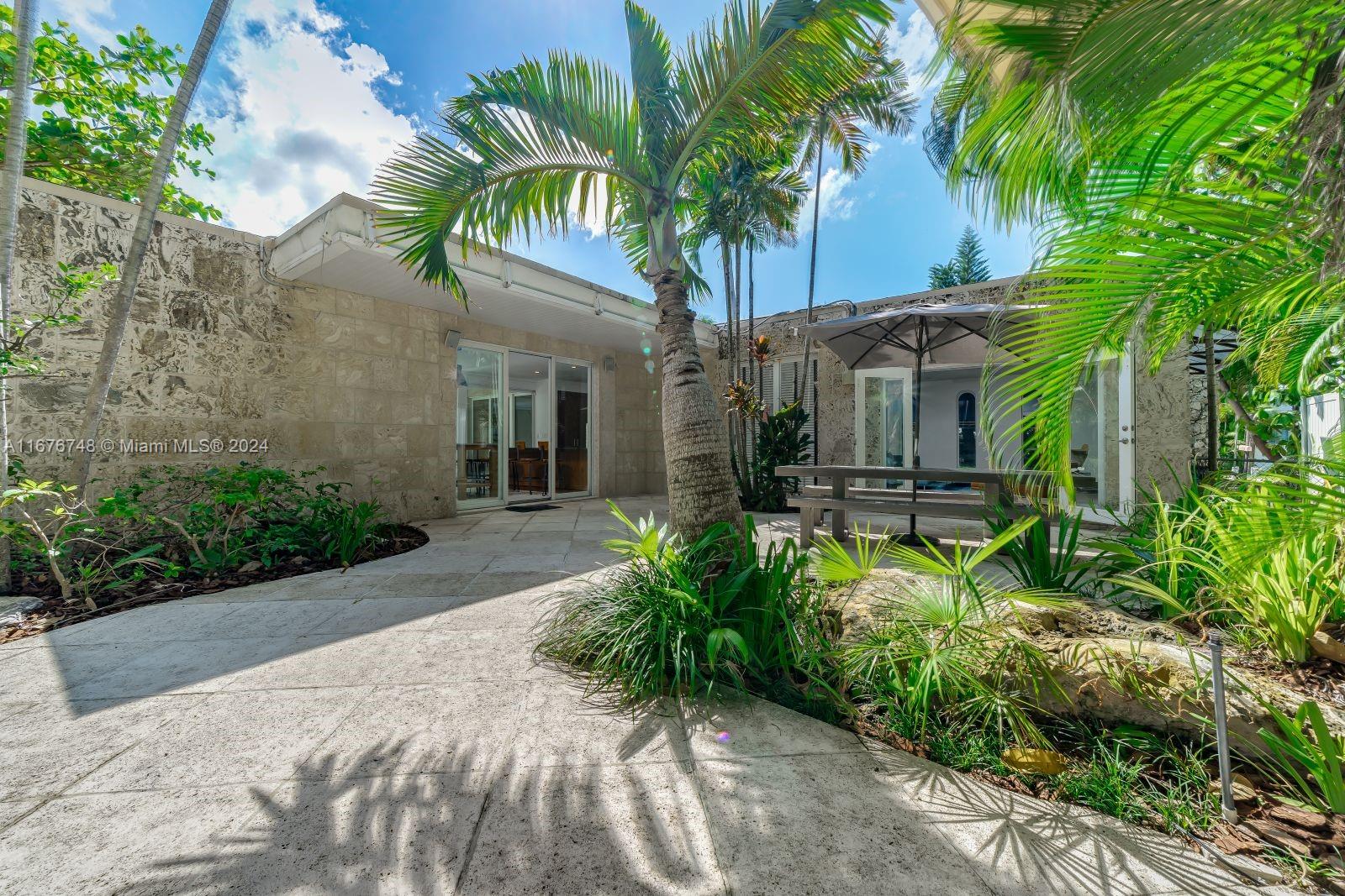 111 S Hibiscus Dr
