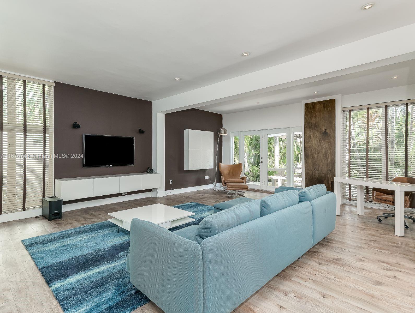 111 S Hibiscus Dr