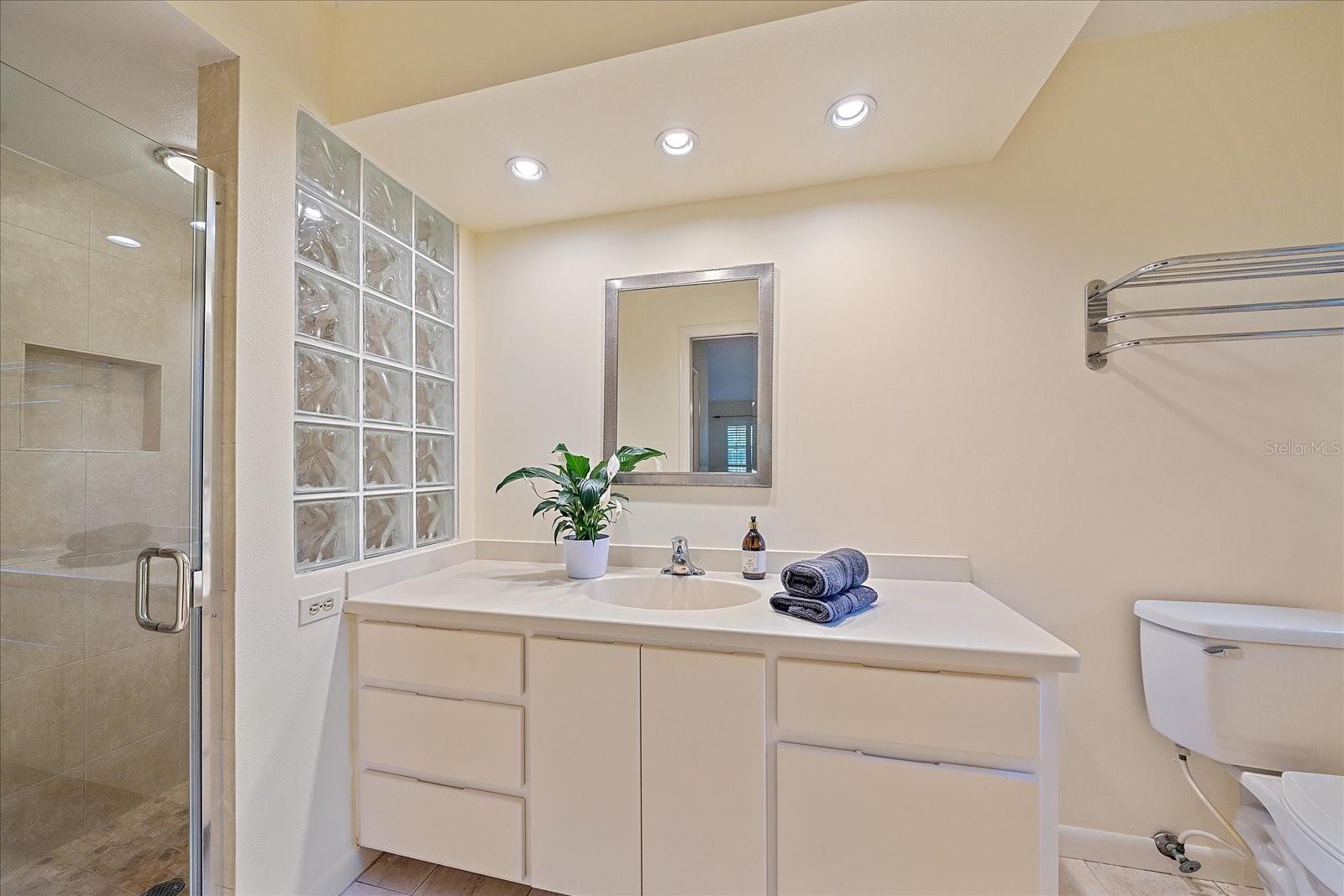 2706 GREENDALE DR