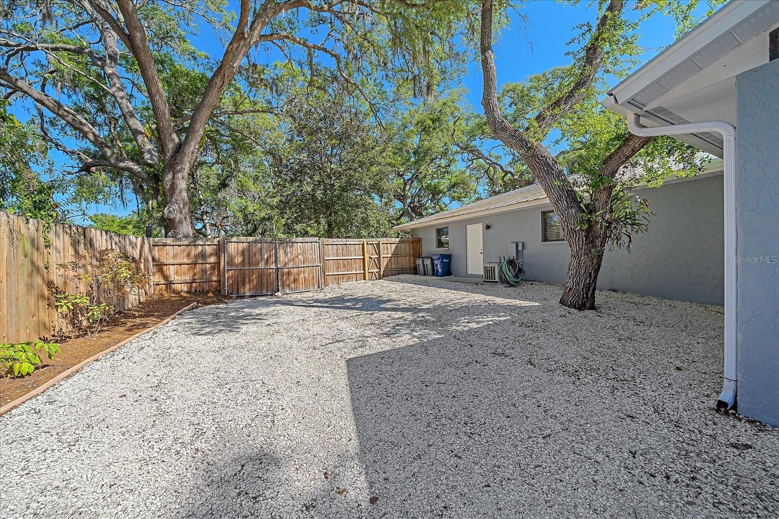 2706 GREENDALE DR