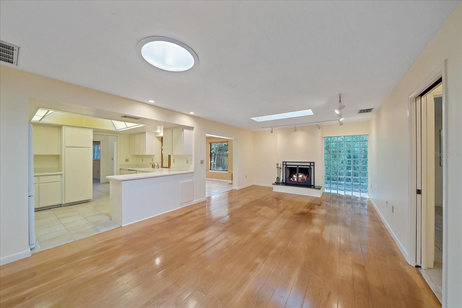 2706 GREENDALE DR