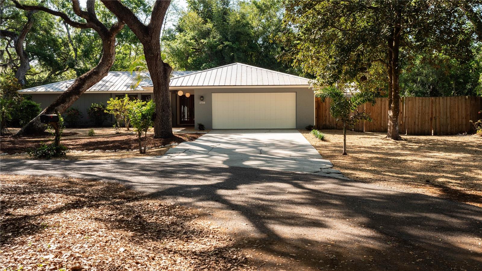 2706 GREENDALE DR