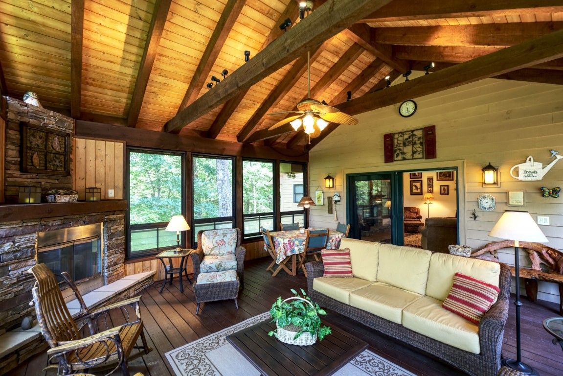 40 Piney Ridge Court