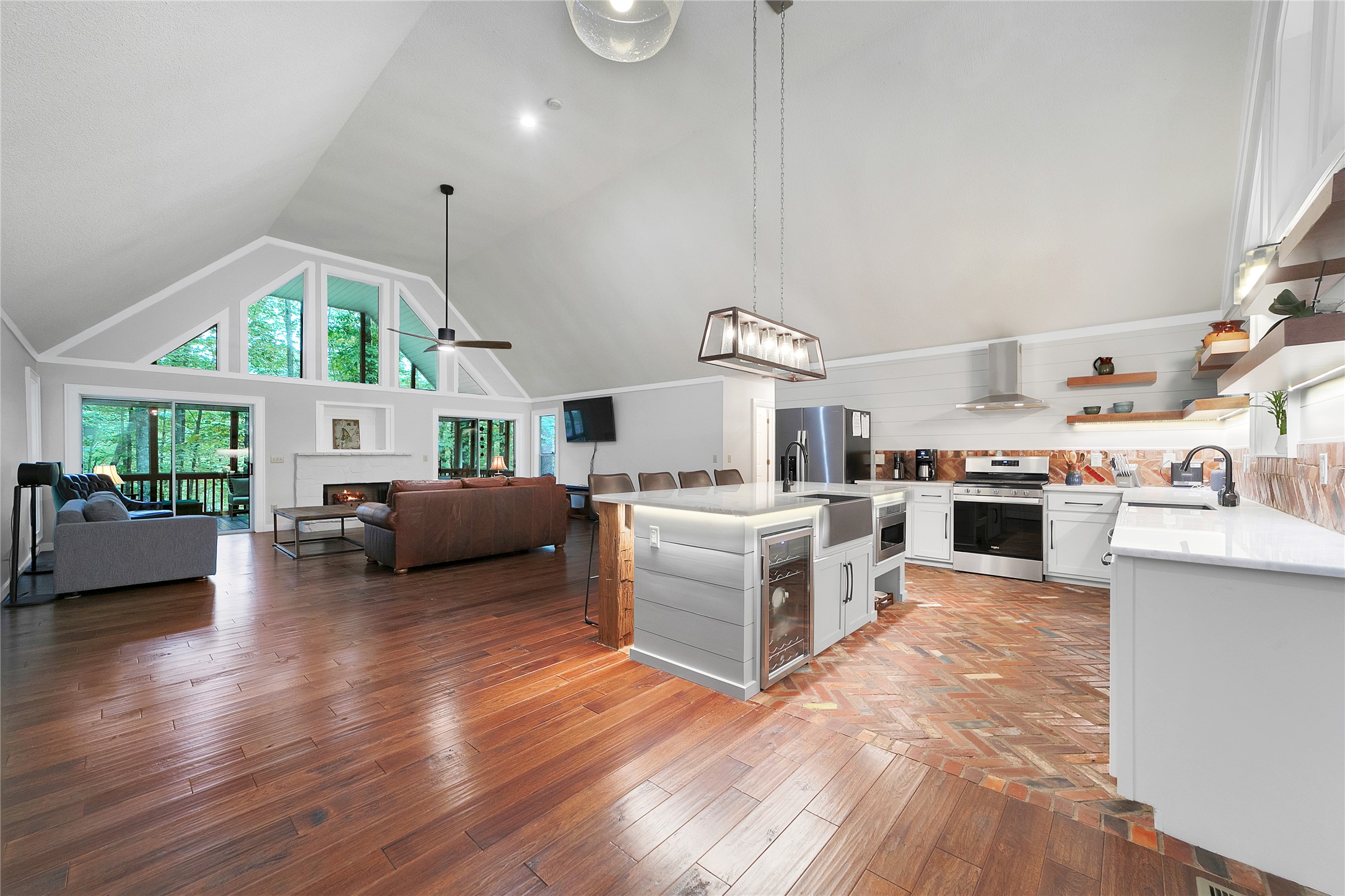 557 Country Club Estate