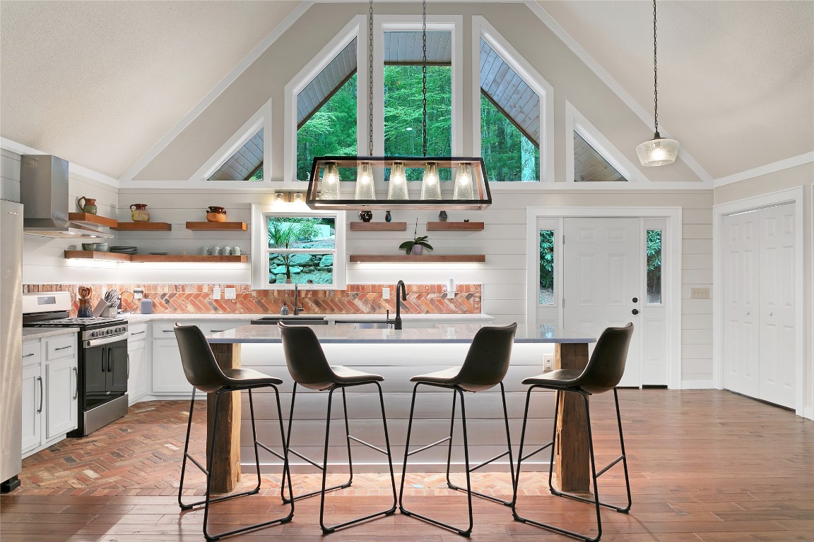 557 Country Club Estate