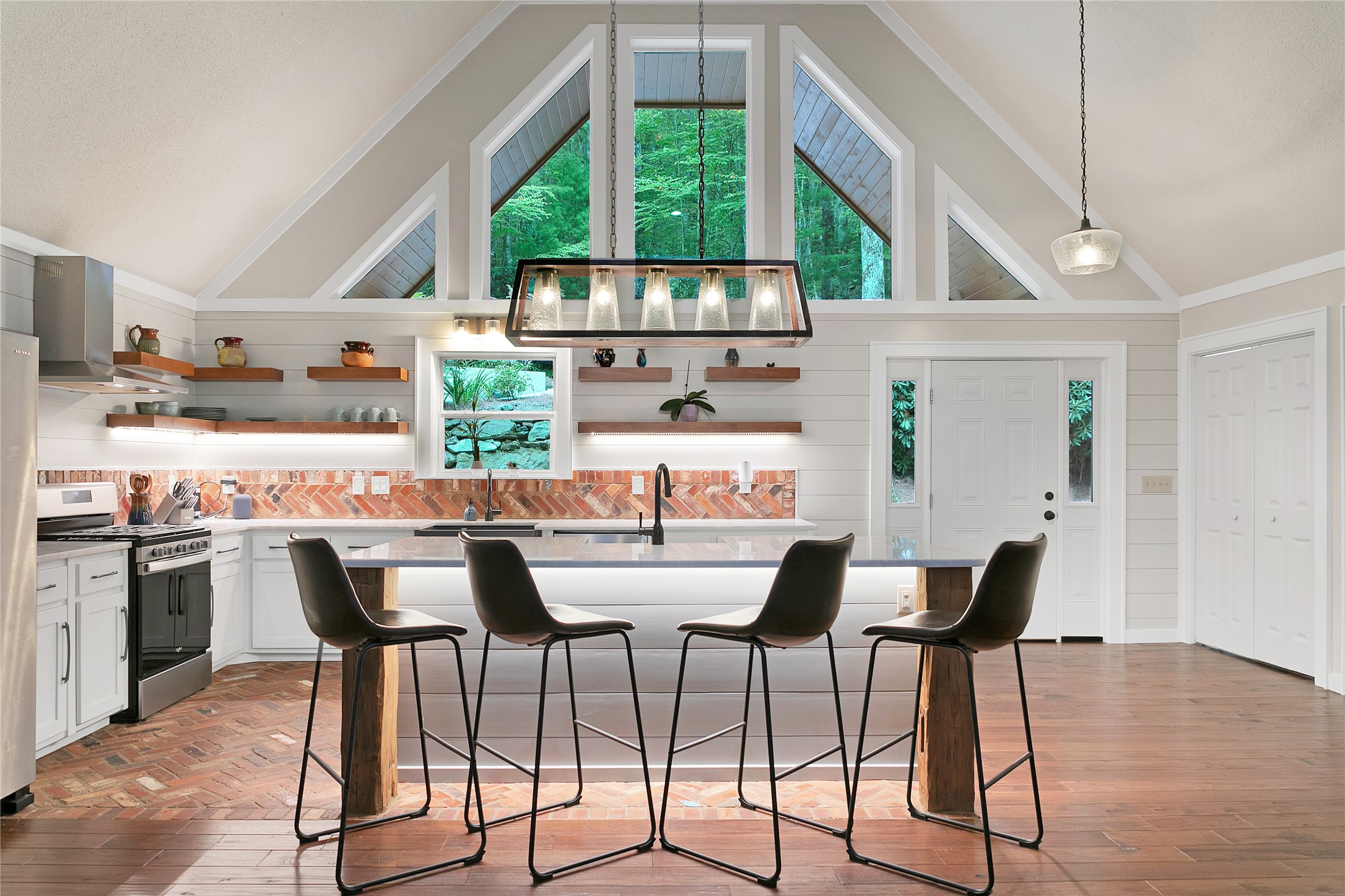 557 Country Club Estate