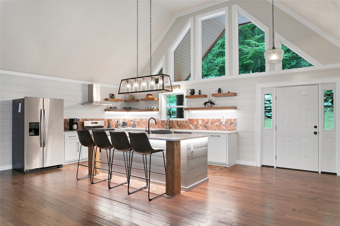 557 Country Club Estate